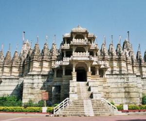 yapboz Ranakpur Tapınağı, Hindistan&#039;ın en büyük Jain tapınağı. Tapınağın mermer inşa